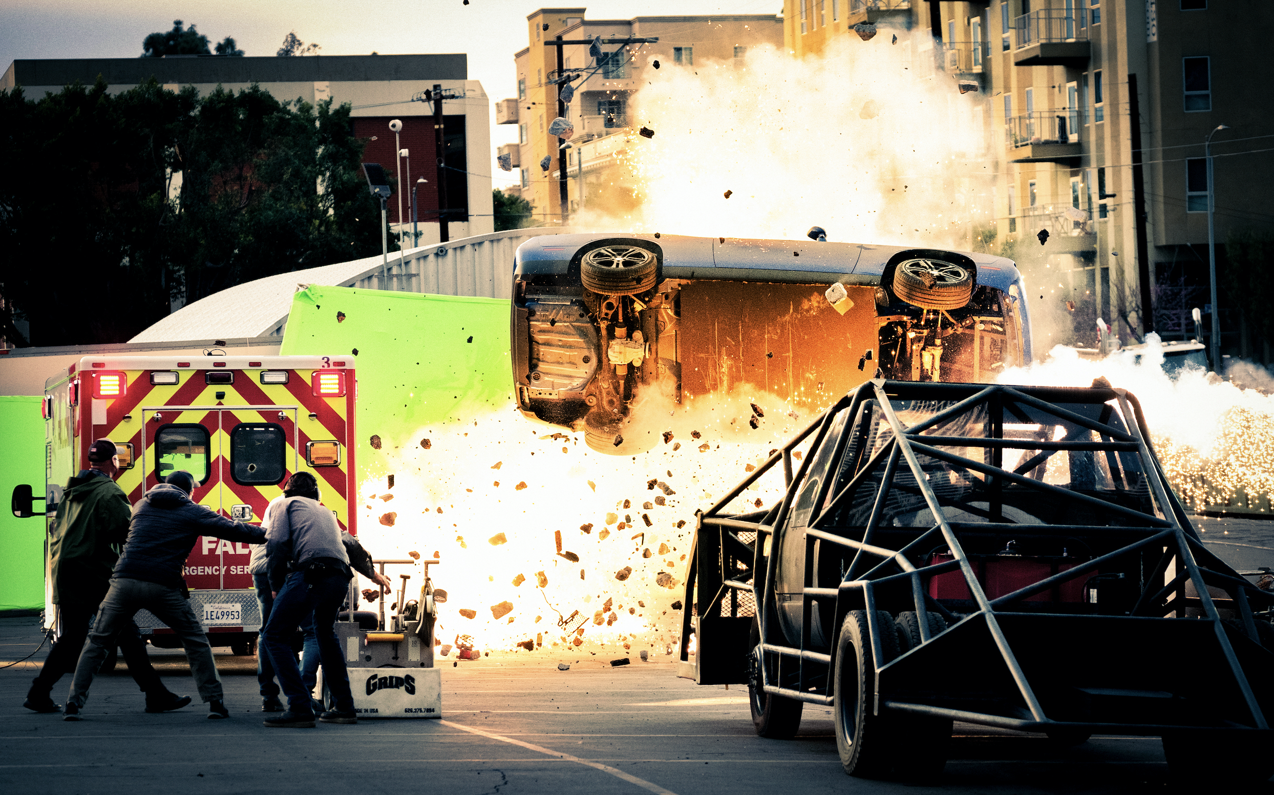 (環球影業 UIP ) 電影《 劫命救護 Ambulance 》飛車追逐+炸好炸滿 = Michael Bay 麥可貝 封面照片